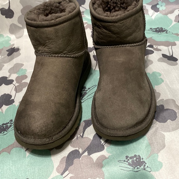 Ugg boots SZ 6 - Picture 1 of 7